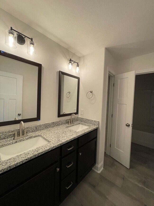 Building Photo - 6 bedroom/3 Baths + Bonus room!  Backs up ...