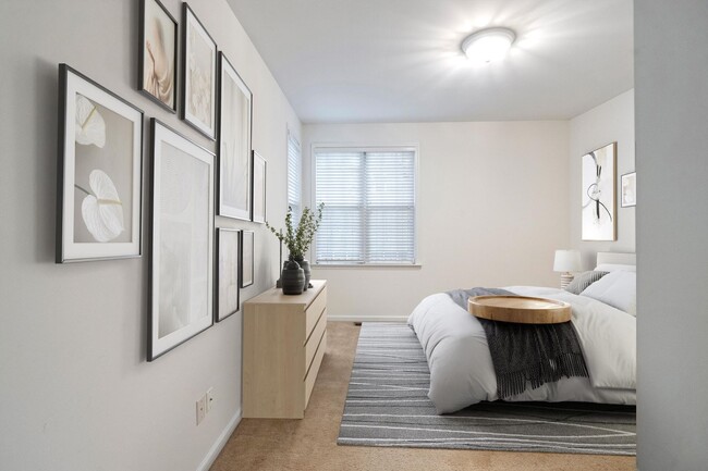 Building Photo - End Unit Townhome - 4 Bedrooms with First ...