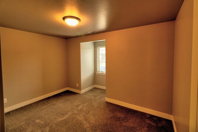 Building Photo - 3 bed 2.5 bath townhome in Salem