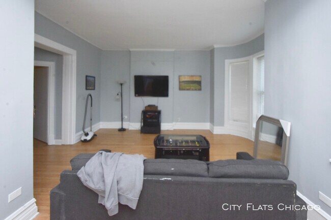 Building Photo - 950 W Addison St