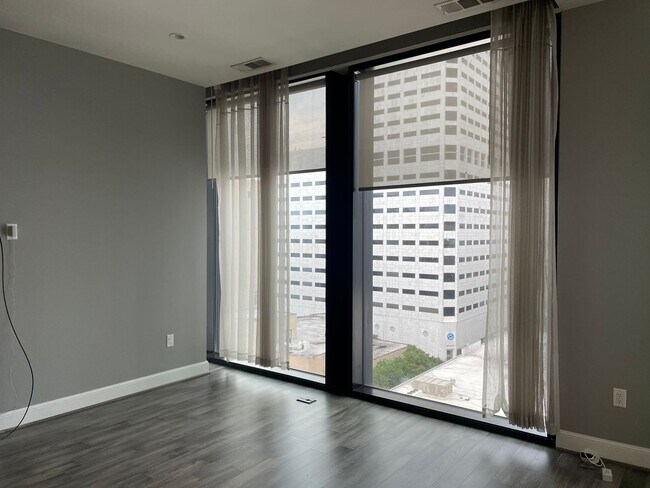 Building Photo - 2 Bed condo in downtown Houston