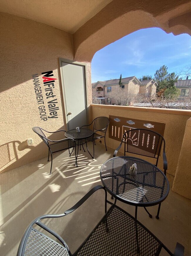 Building Photo - 1 Bedroom, 1 Bath Executive