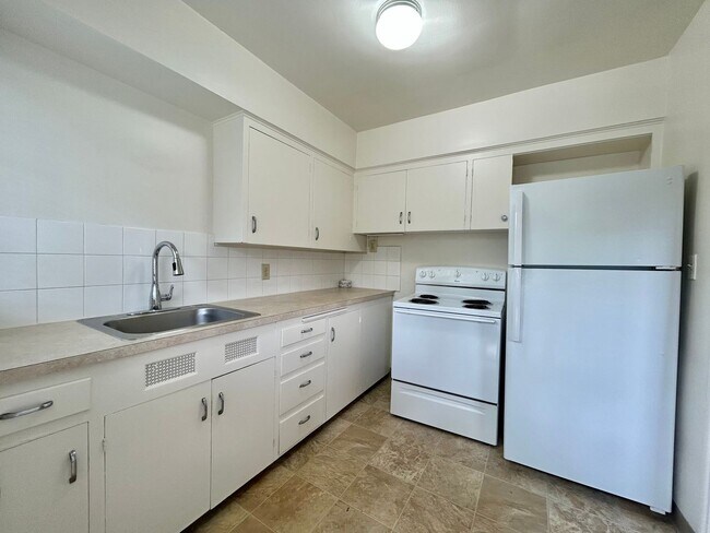 Building Photo - One Bed, One Bath, Vintage Charmer!