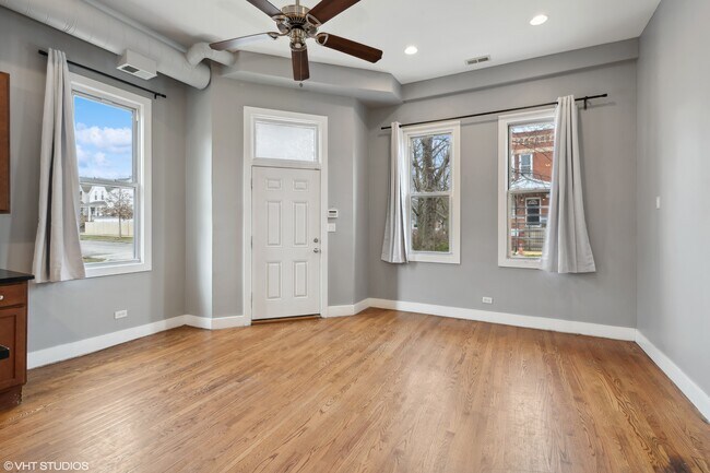 Building Photo - 3659 W Shakespeare Ave