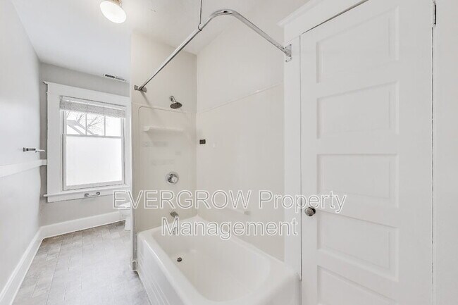 Building Photo - 945 Woodruff Place Middle Dr