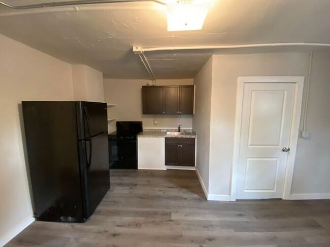 Building Photo - Newly Renovated One Bedroom in Elizabeth Park