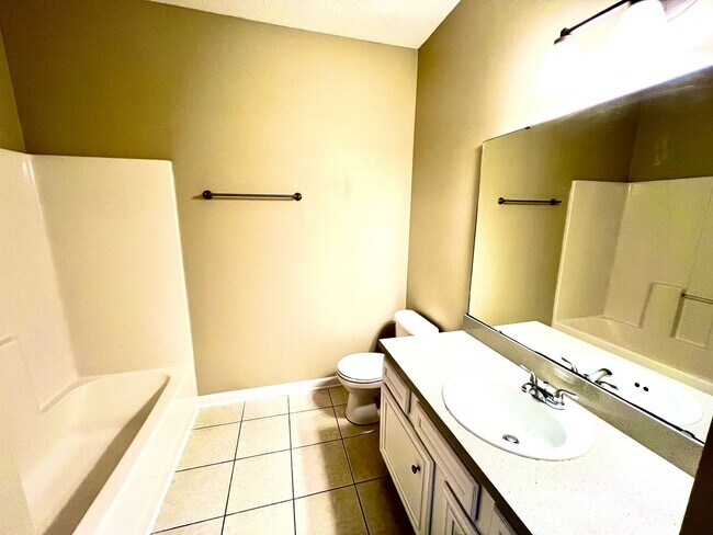 Building Photo - Charming 3-Bed, 2-Bath Condo in Key West-S...