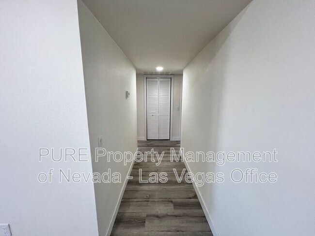 Building Photo - 1405 E Vegas Valley Dr