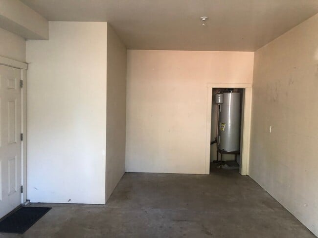 Building Photo - 1 Bed/1 Bath Unit with Garage - Near Old Mill District