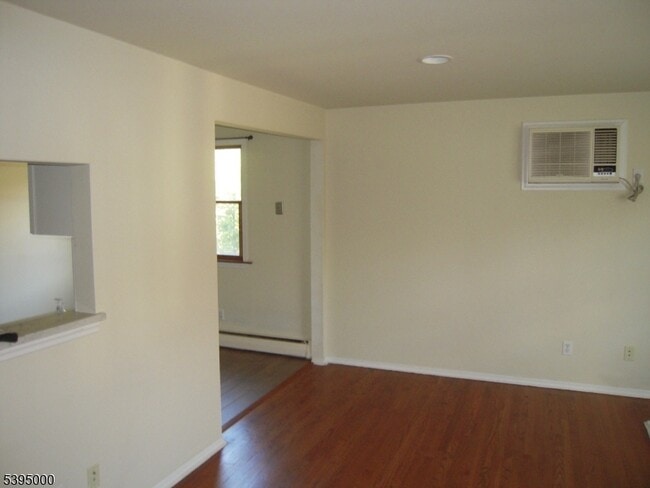 Building Photo - 31 Spring Ave