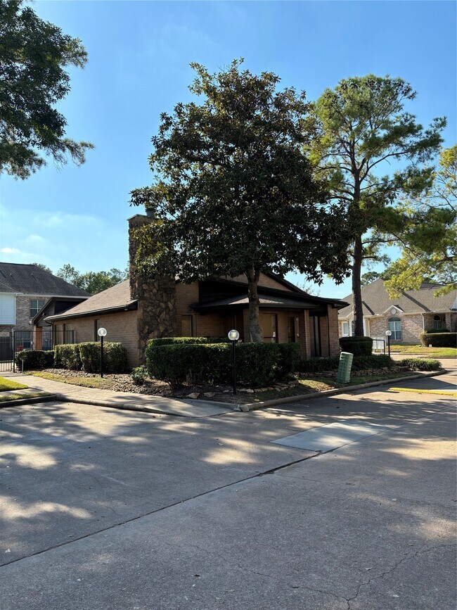 Building Photo - 12755 Mill Ridge Dr