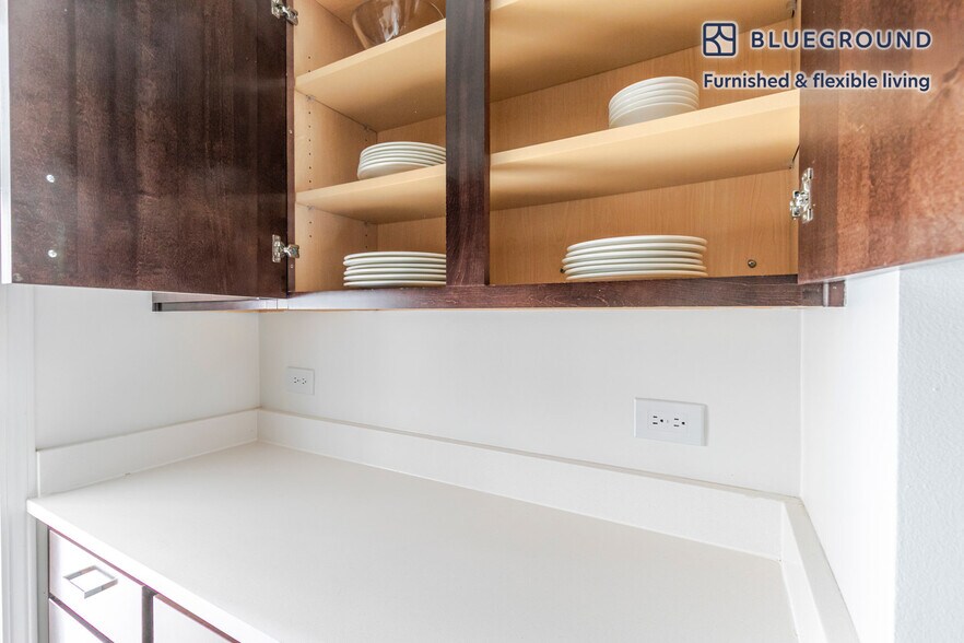 Building Photo - 200 E Chestnut St