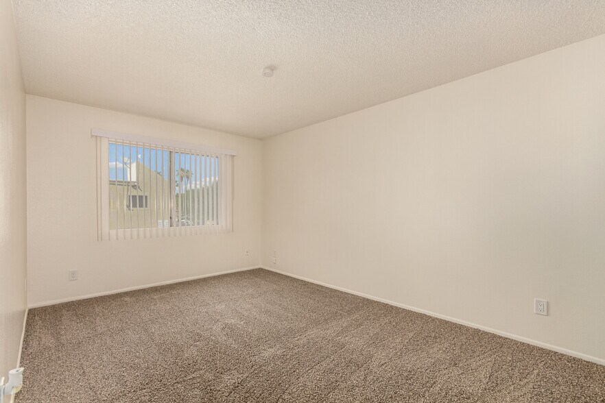 Building Photo - 5940 N 48th Ln