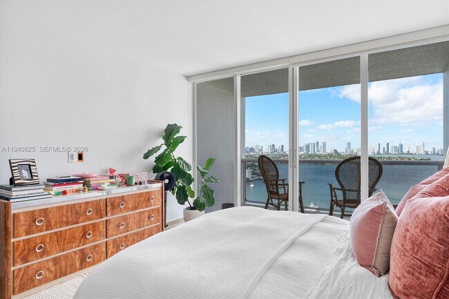 Building Photo - 1800 Sunset Harbour Dr