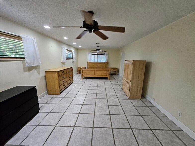 Building Photo - 2016 NE 26th Dr