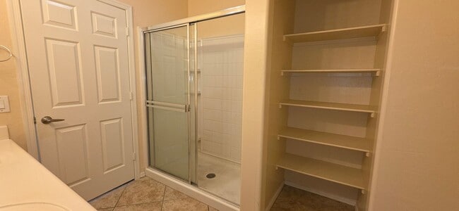 Building Photo - Sky Pointe Dr