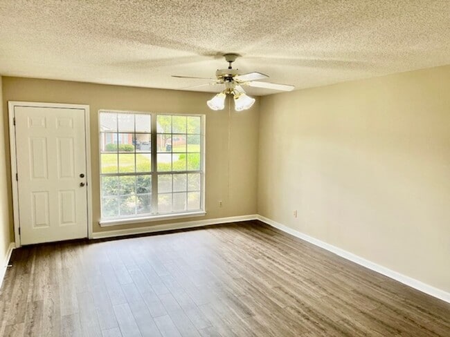 Building Photo - Rockcreek Dr #26 &amp; 28