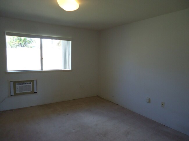 Building Photo - 1 Bedroom, 1 Bath, 1 Covered Parking in Mi...