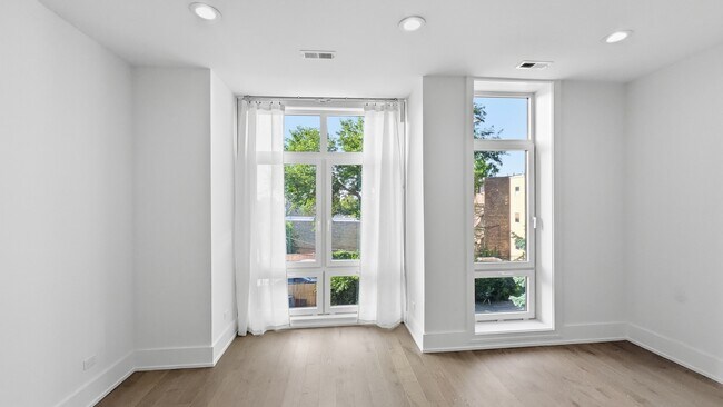 Building Photo - 6227 S Ellis Ave