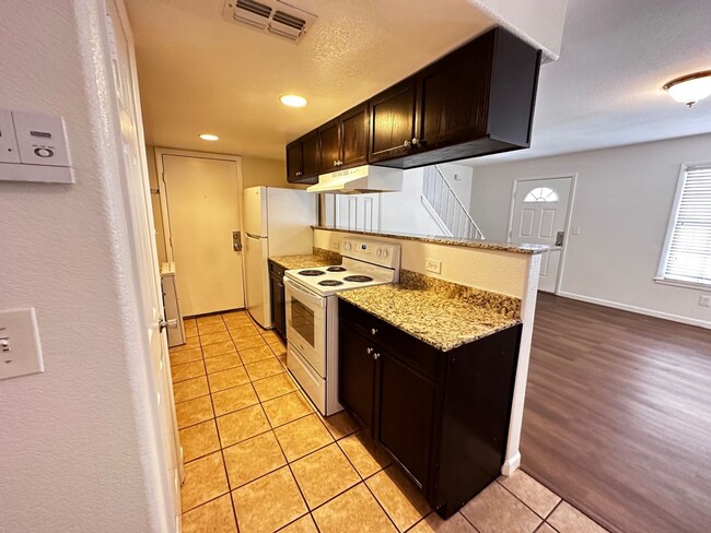 Building Photo - Great 2 Bedroom Townhouse Near UNLV!