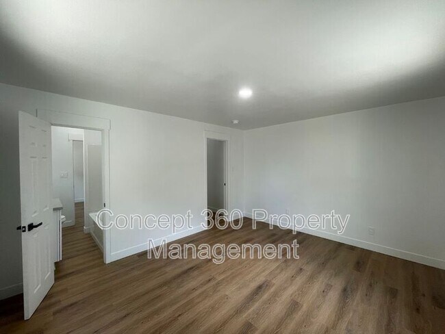 Building Photo - 940 E 43rd Pl