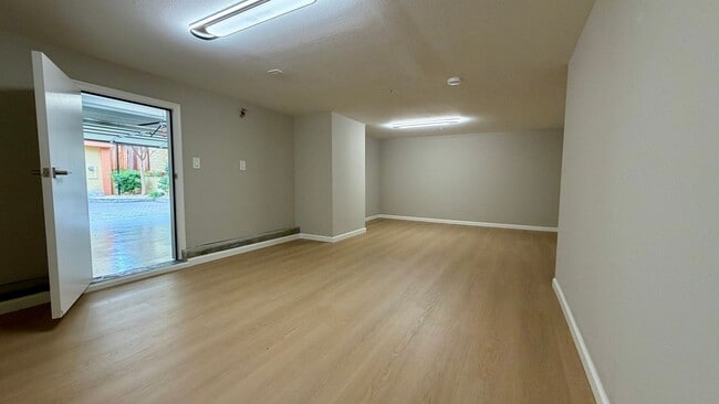 Building Photo - 1043 Helen Ave