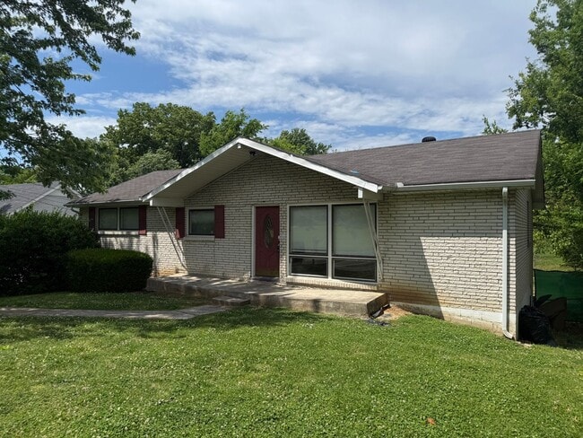 Building Photo - Lovely and Spacious Home in South Nashville - Garage and Fenced in Yard