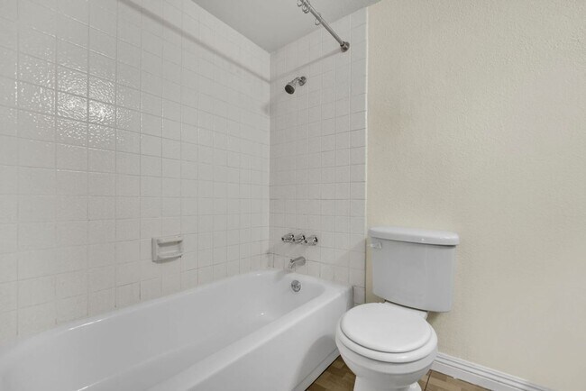 Building Photo - Very Nice 2bd/2ba Condo!! Gated Friendly Community w/ Pool!!