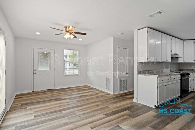 Building Photo - 340 Hiller Dr