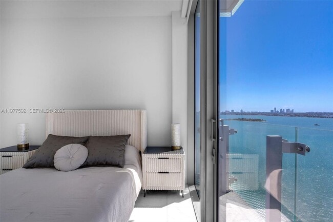 Building Photo - 700 NE 26th Terrace