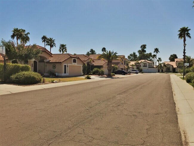 Building Photo - Beautiful 4Bd x 2.5Bath w/ HUGE Backyard &...