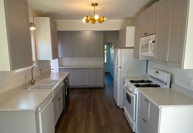 Building Photo - Charming 2 Bed, 1 Bath Home with Modern Up...