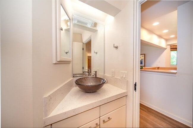 Building Photo - Furnished Masters Townhouse, Upgraded, Rare End Unit, 1 bedroom + loft with Ocean View