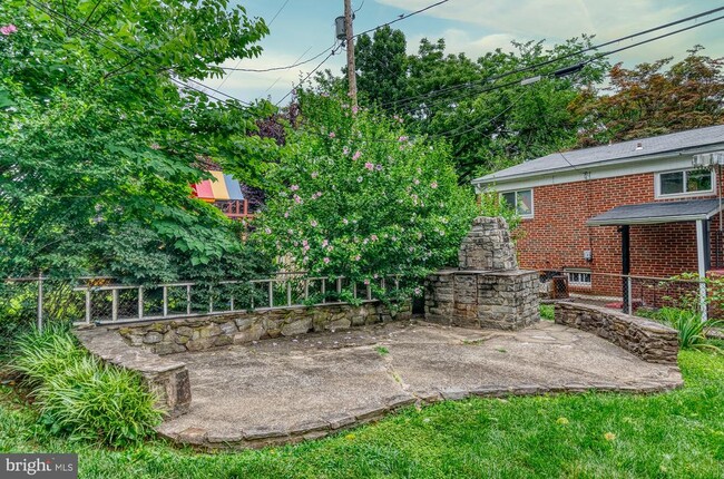 Building Photo - 6233 Woodcrest Ave