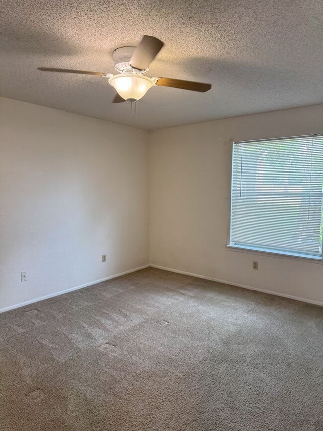 Building Photo - Manors of Bryn Mawr 2 Bed 2 Bath Condo AVA...