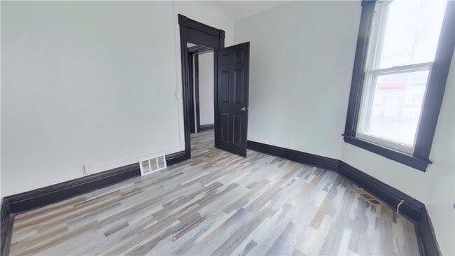 Building Photo - 6-7 Calihan Park