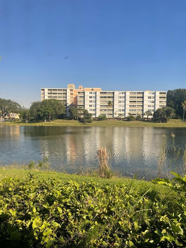 Building Photo - 6521 Racquet Club Dr