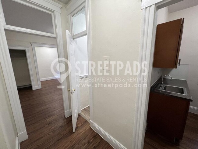 Building Photo - bedroom in Boston MA 02215