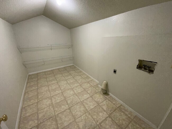 Building Photo - 3 Bedroom 2 Bathroom Duplex