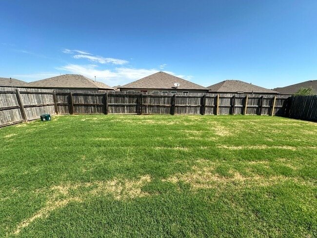 Building Photo - 3 bed 2 bath in Mustang- Move in Special!