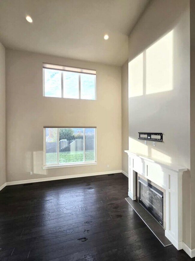 Building Photo - Large 3 bedroom, 3 bath newer build in sought after East Wenatchee neighborhood!