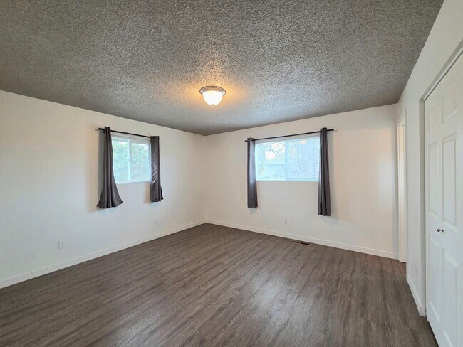 Building Photo - **Charming 3 Bedroom + Bonus, 2.5 Bath House for Rent in Desirable East Wenatchee**