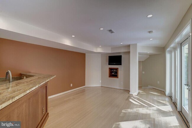 Building Photo - 1325 Darnall Dr