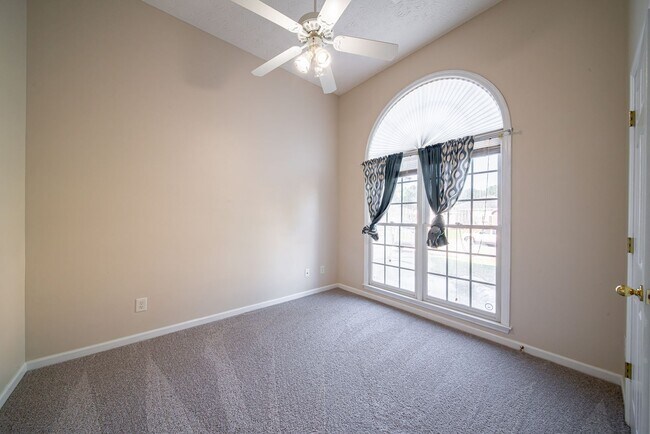 Building Photo - 3 bedroom 2 bath North Columbus