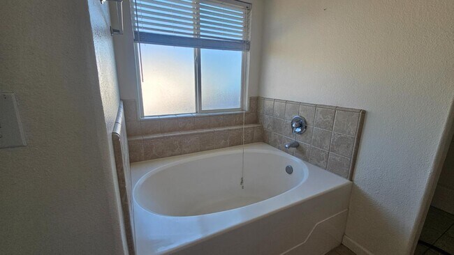 Building Photo - 580 W Sunset St