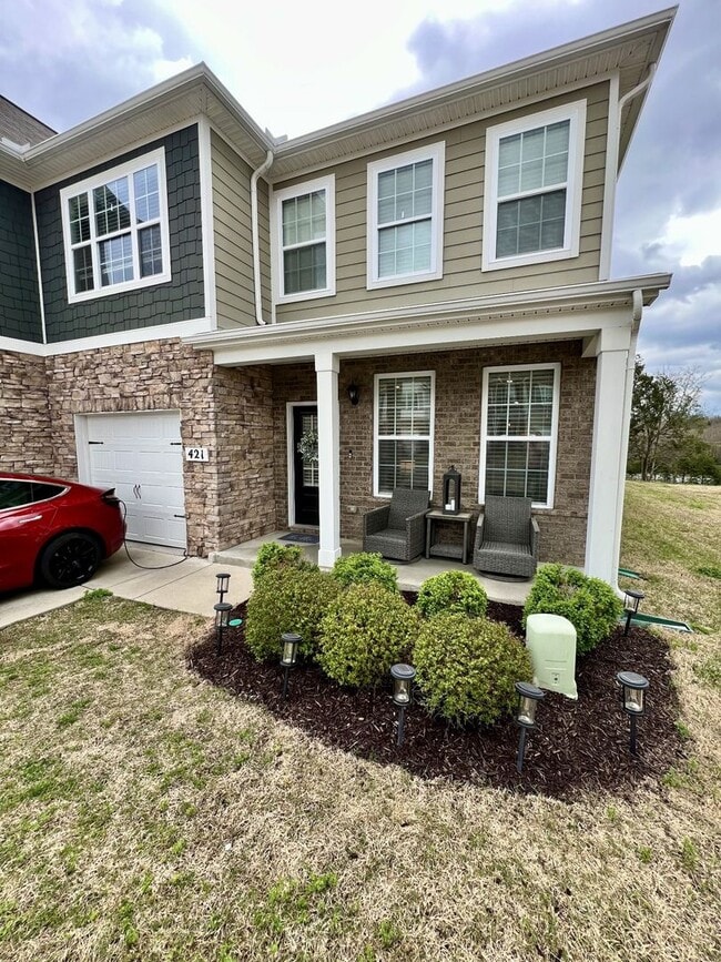 Building Photo - FOR LEASE: END UNIT TOWNHOME LOCATED IN LE...