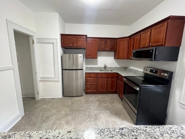 Building Photo - 412-416 Bloomfield Avenue Unit 22