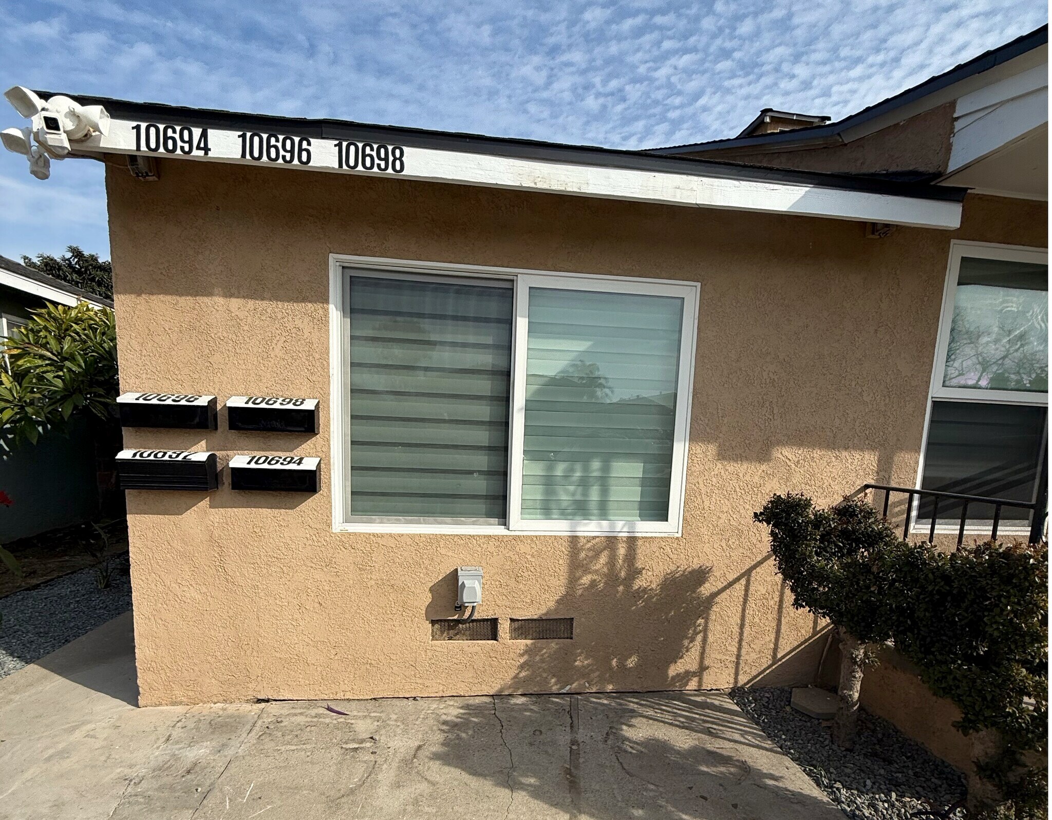 Building Photo - 10696 Walnut St