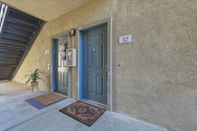 Building Photo - Move-In Ready Condo with Premium Community Amenities