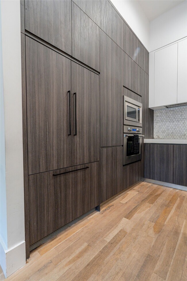 Building Photo - 709 Memorial Heights Dr